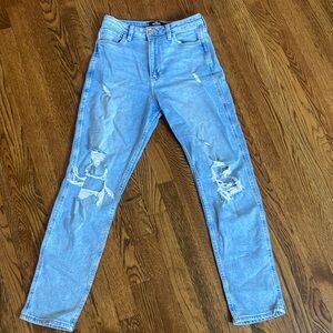 I’m selling my ultra high rise blue Hollister jeans in a size 3 regular!